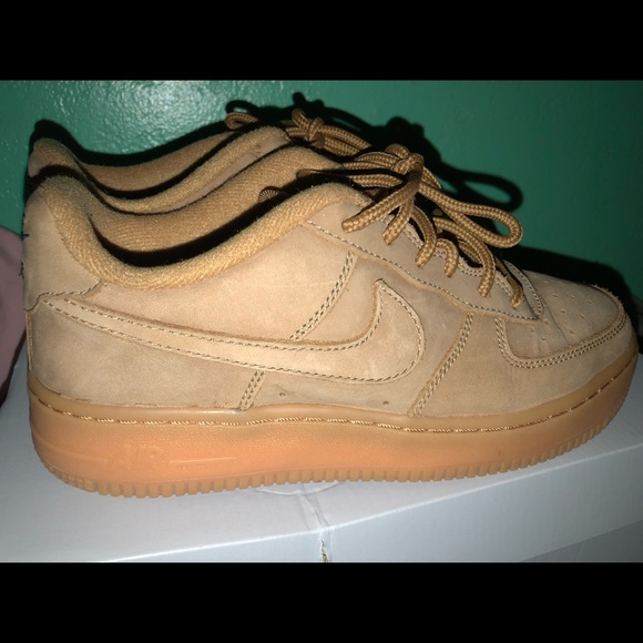 SHOES - Picture 2 of 7